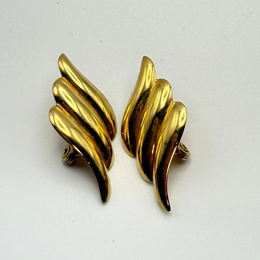 Vtonet OS Gold Clip On Earrings Ribbed Wing Sculptural Vintage Jewelry